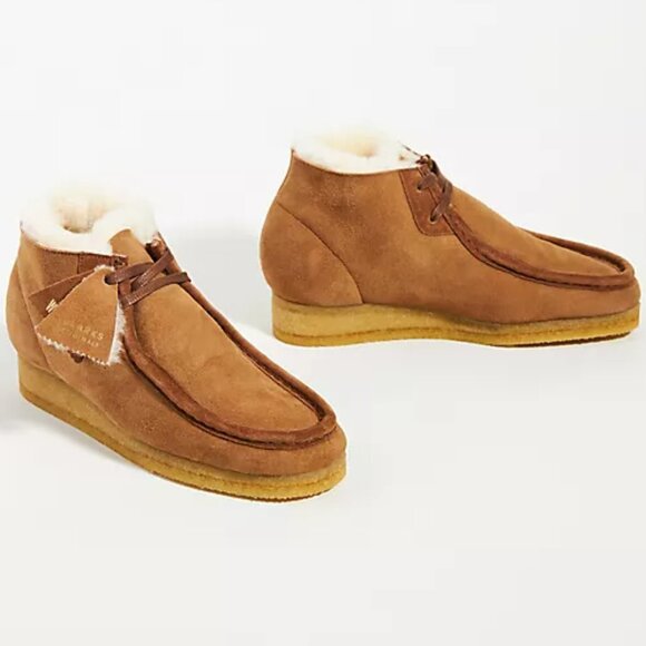 NEW  CLARKS Made In Portugal Wallabee Suede Boot tan for women 864mn - Picture 1 of 6